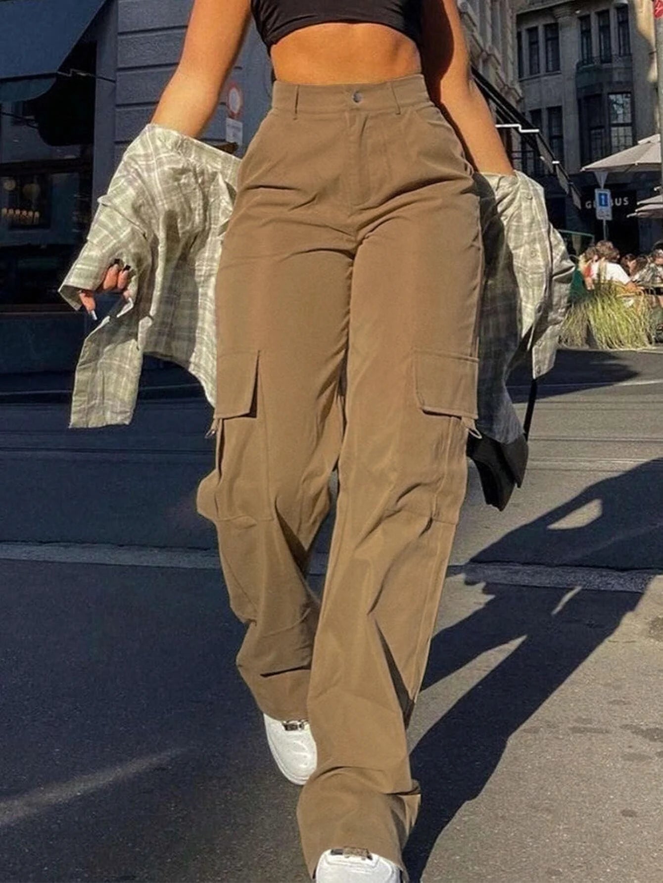 Calças cargo femininas simples de cintura alta, calças casuais com botão de bolso da moda de rua para uso diário, calças femininas para todas as estações